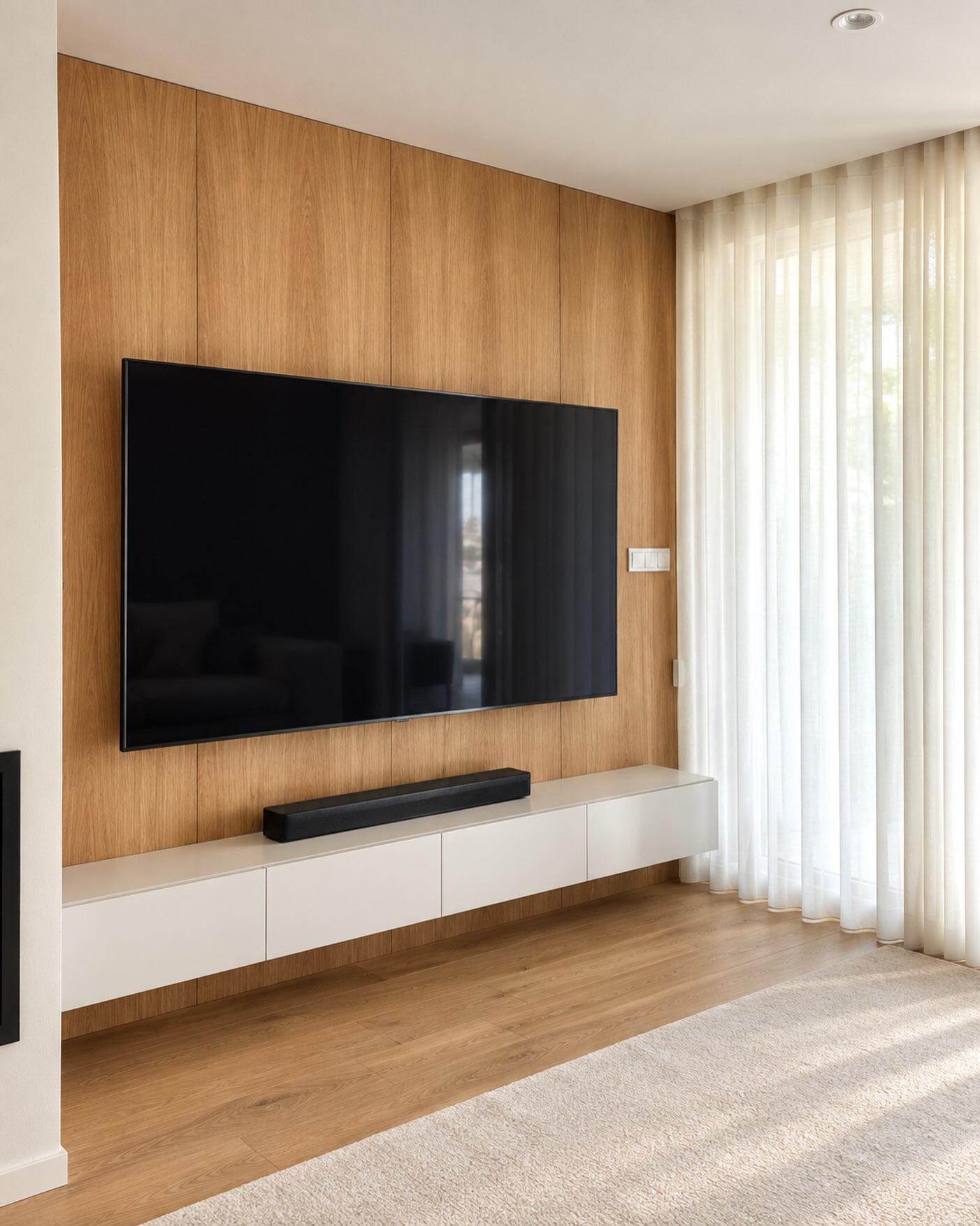 Parede de sala com painel de madeira, televisão e móvel suspenso lacado