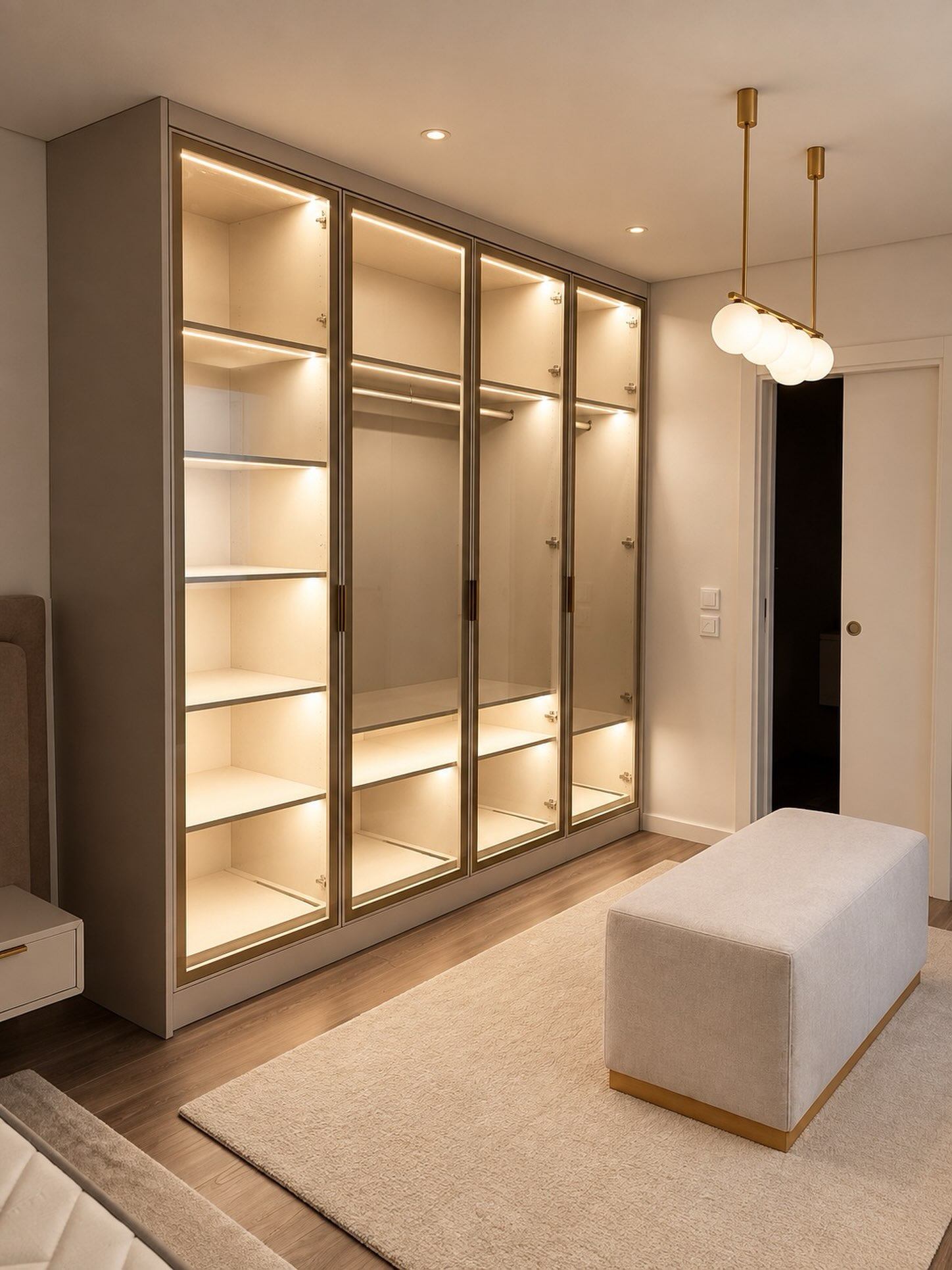 Roupeiro com portas envidraçadas e iluminação interior, do chão ao teto